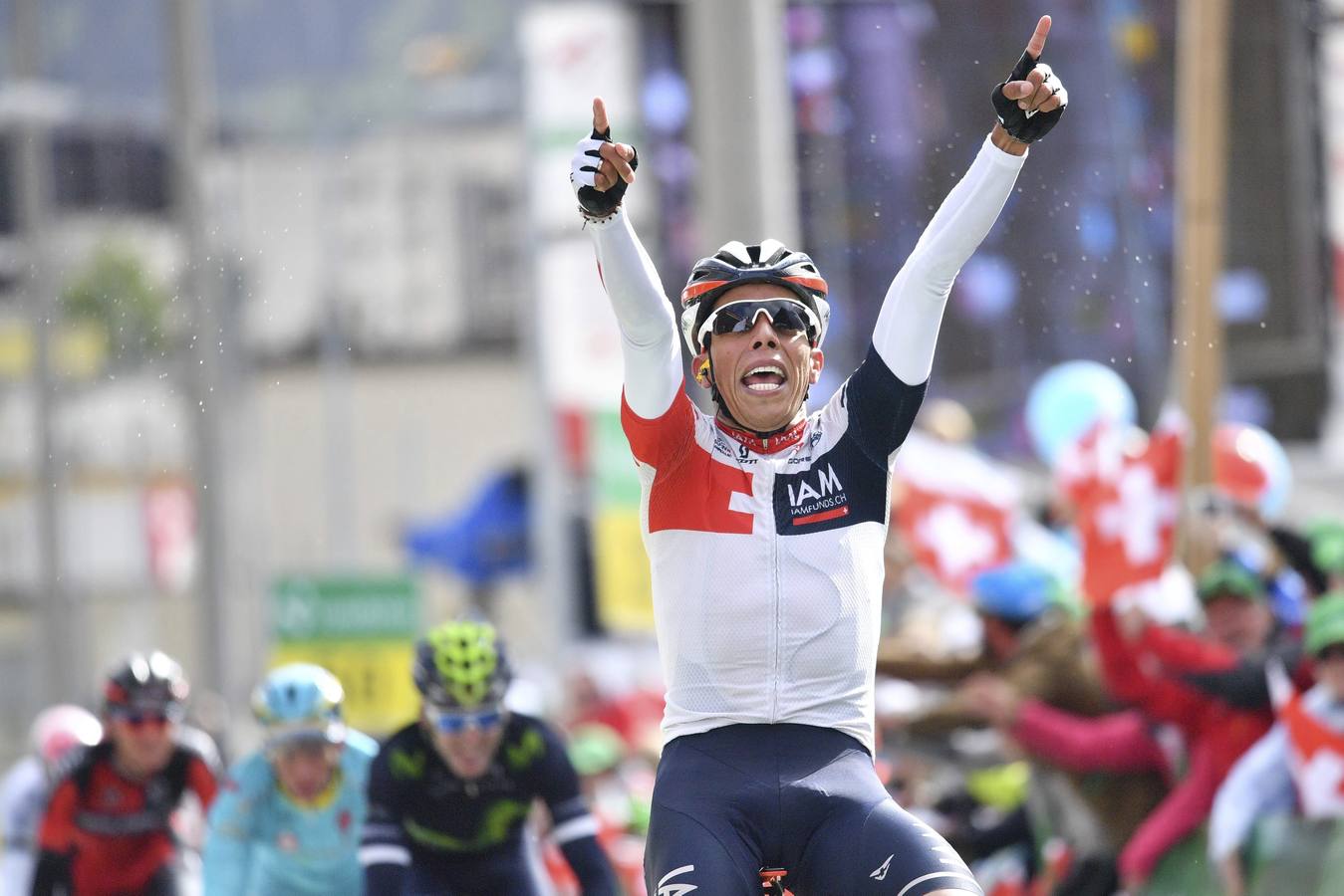 Vuelta a Suiza. El ciclista colombiano Jarlinson Pantano del equipo Iam Cyling celebra su victoria en la novena etapa de la Vuelta a Suiza entre las localidades de La Punt y Davos, de 57 kilómetros en Suiza hoy 19 de junio de 2016.