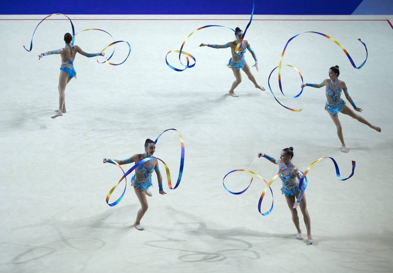 Gimnasia española en Israel. El equipo español de gimnasia rítmica ejecuta su ejercicio de cinta durante el Campeonato de Europa de Holon (Israel) hoy 19 de junio de 2016. El equipo español de gimnasia rítmica cerró los Europeos que se disputan en Holon (Israel) con dos medallas, tras colgarse este domingo la de plata en la final de tres mazas y dos aros y el bronce en la de cinco cintas.