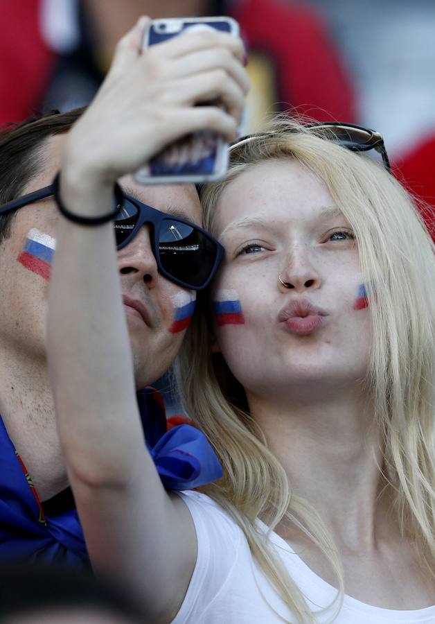 Fotos de los aficionados de Gales y Rusia