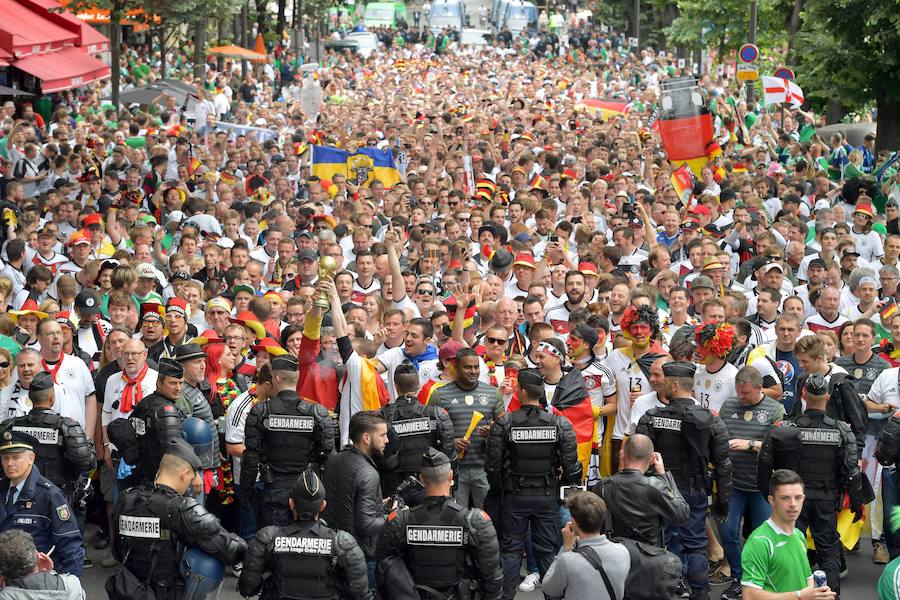 Fotos de los aficionados de Alemania e Irlanda del Norte