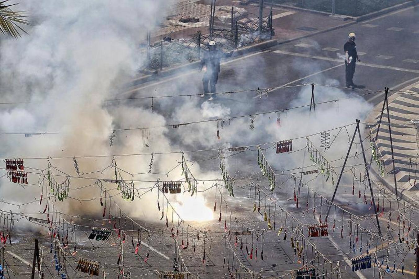 La cuarta mascletá se queda corta de tiempo pero encandila al público