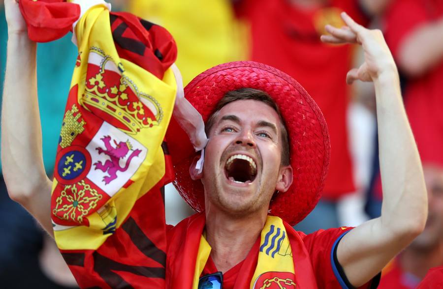 Fotos de las aficiones española y croata