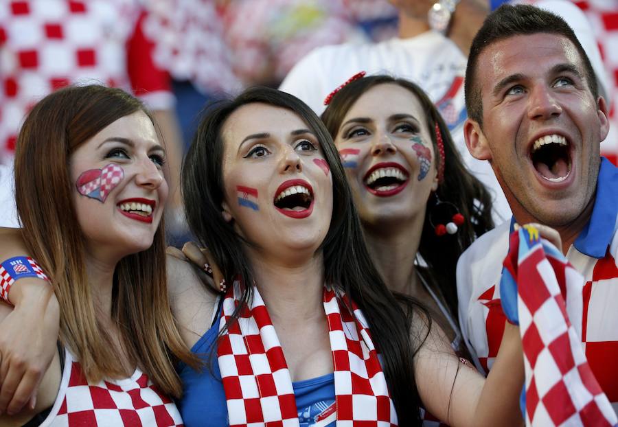 Fotos de las aficiones española y croata