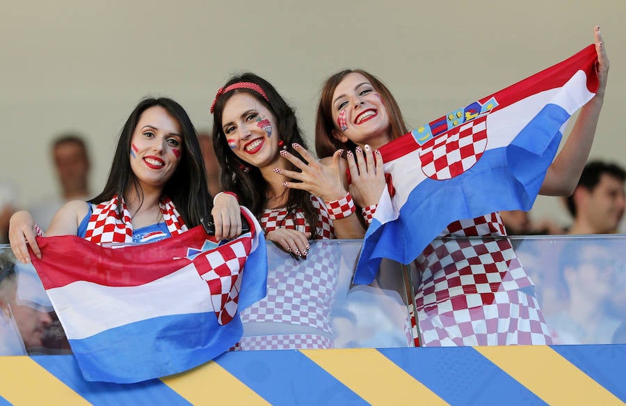 Fotos de las aficiones española y croata