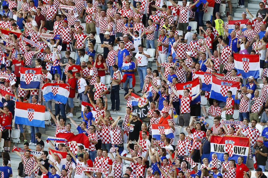 Fotos de las aficiones española y croata