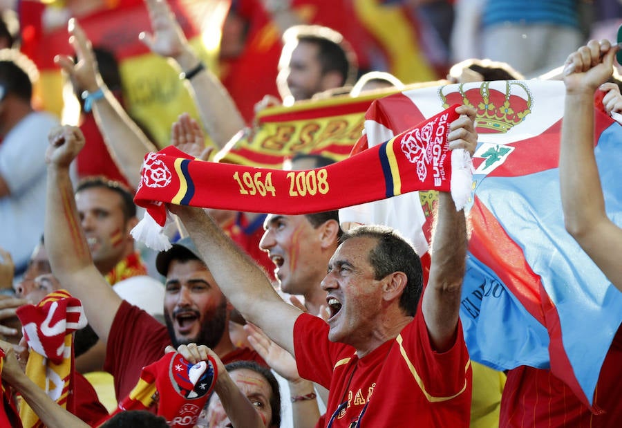 Fotos de las aficiones española y croata