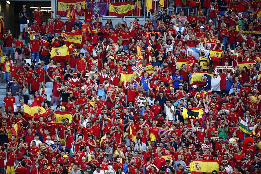 Fotos de las aficiones española y croata
