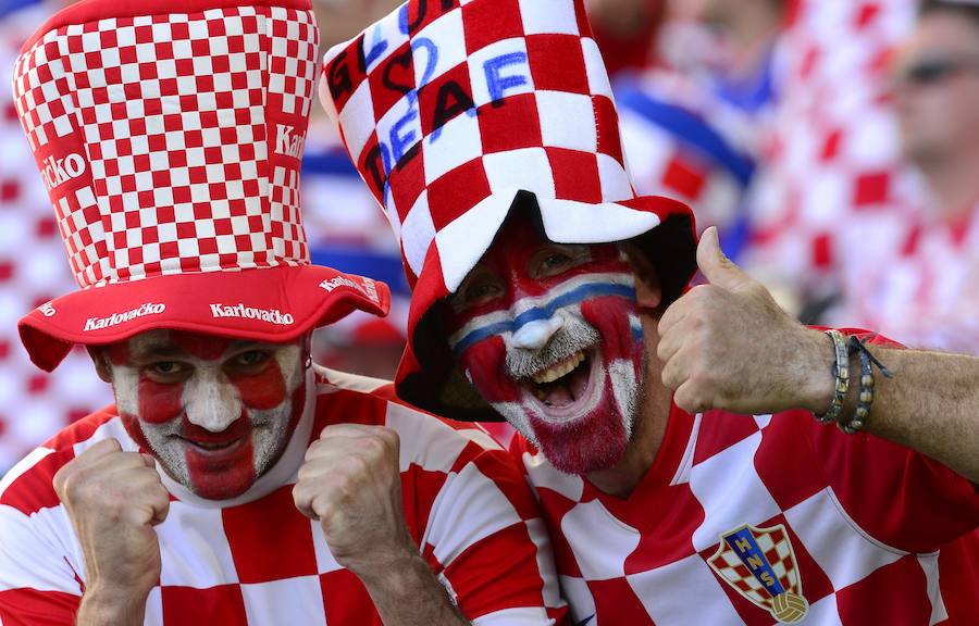 Fotos de las aficiones española y croata