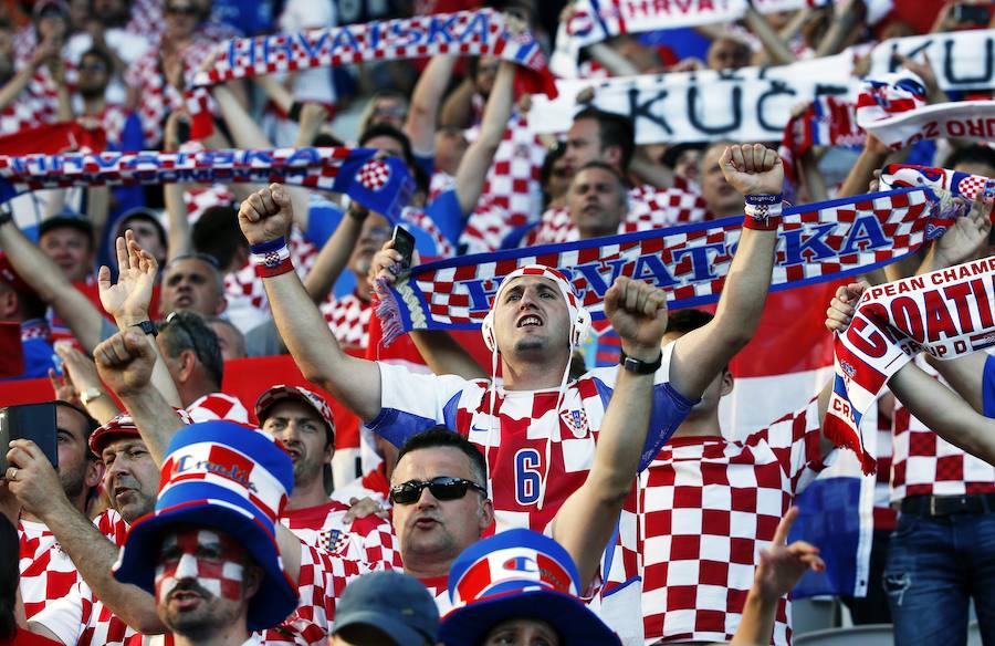 Fotos de las aficiones española y croata