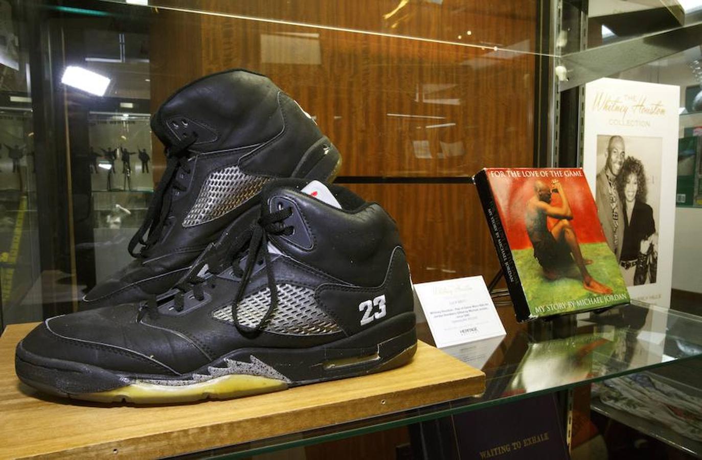 Un par de zapatos deportivos de la cantante Whitney Houston.