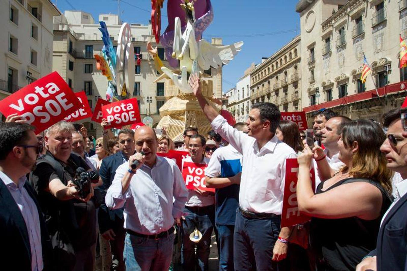 Pedro Sánchez visita la Hoguera Oficial y la de Sèca-Autobusos