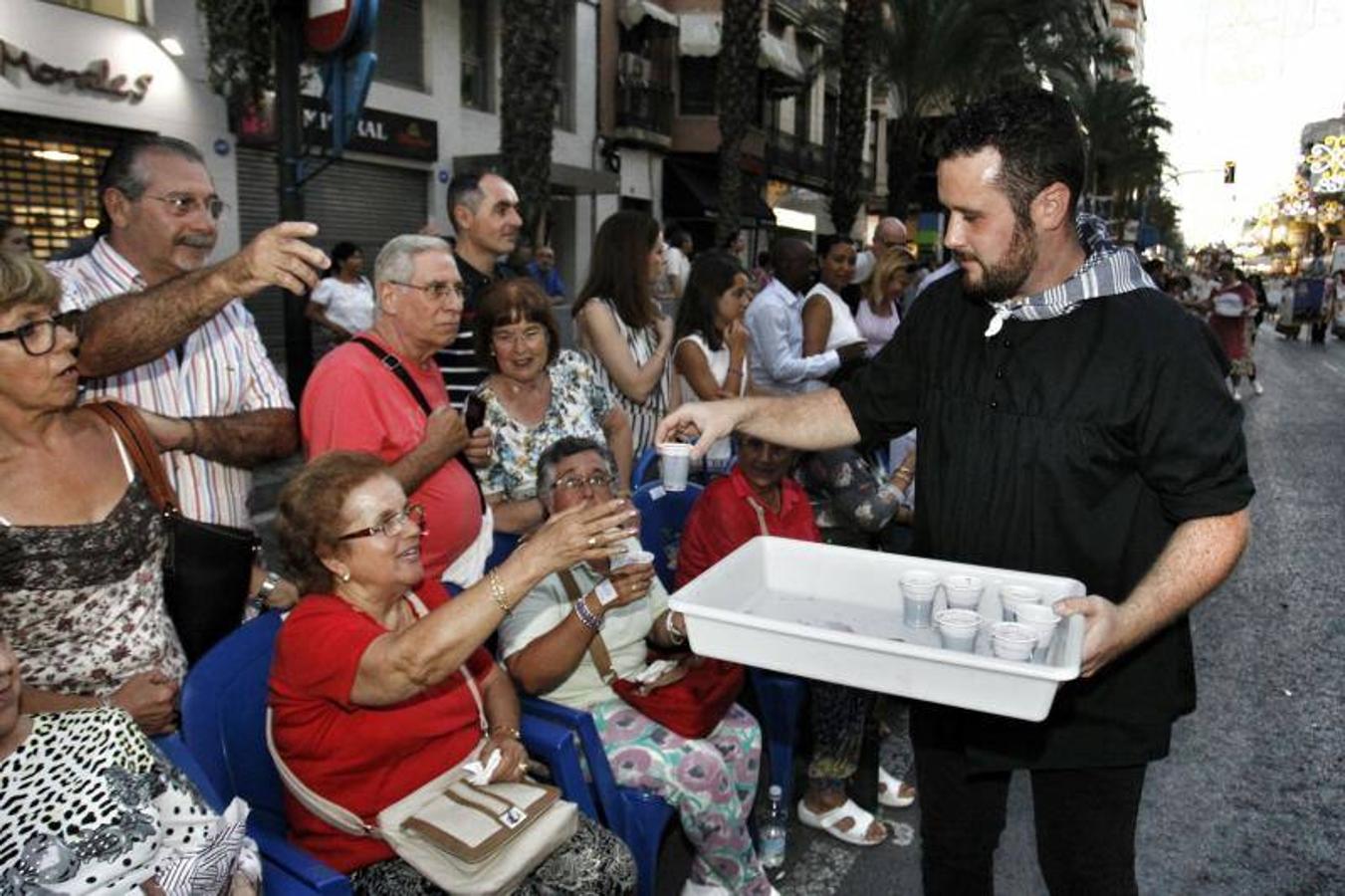 El desfile folclórico llena las calles de Alicante de música y color