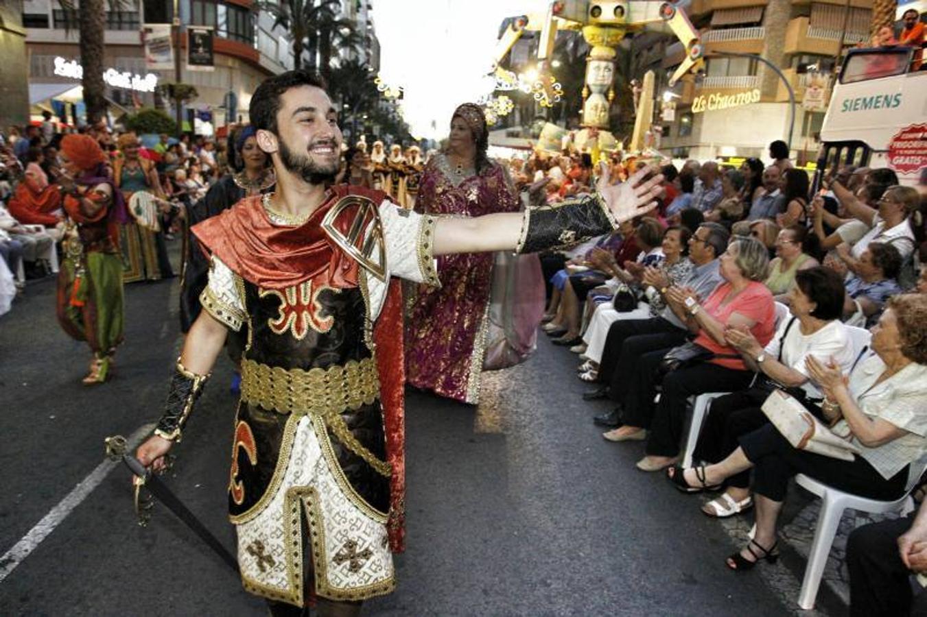 El desfile folclórico llena las calles de Alicante de música y color