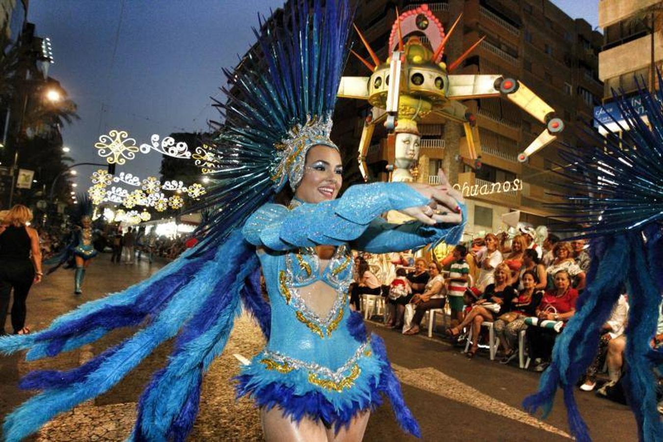 El desfile folclórico llena las calles de Alicante de música y color