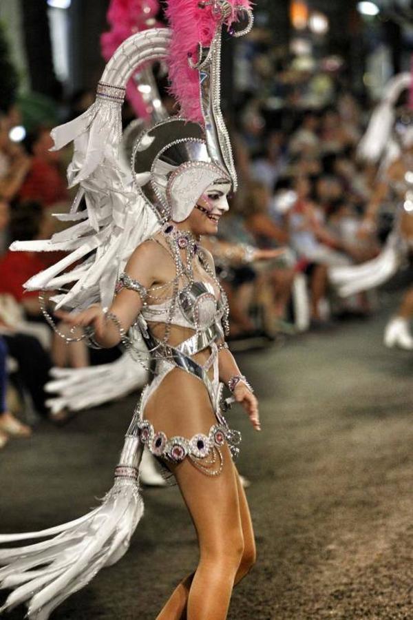 El desfile folclórico llena las calles de Alicante de música y color