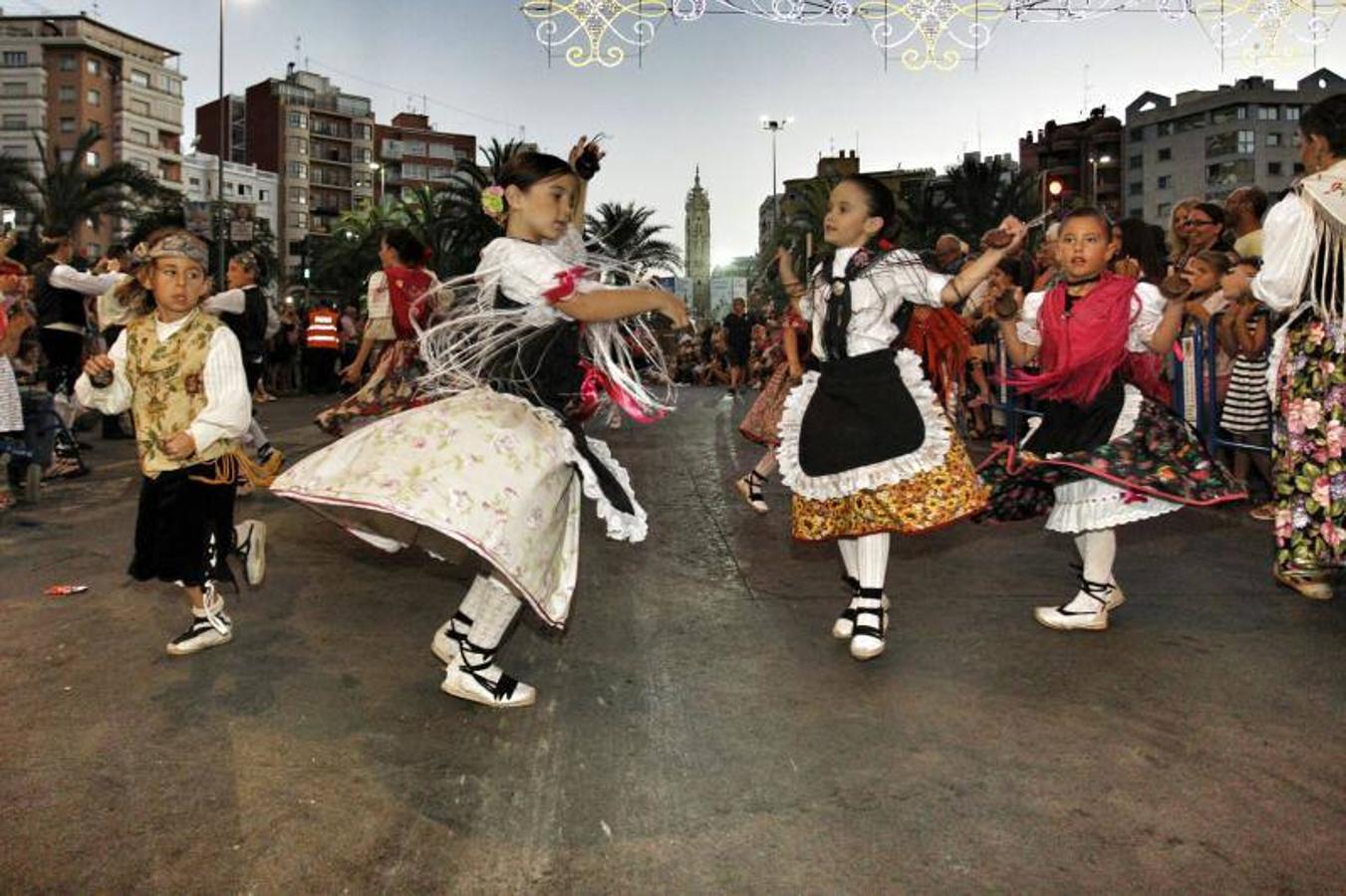 El desfile folclórico llena las calles de Alicante de música y color