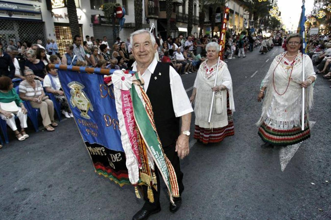 El desfile folclórico llena las calles de Alicante de música y color