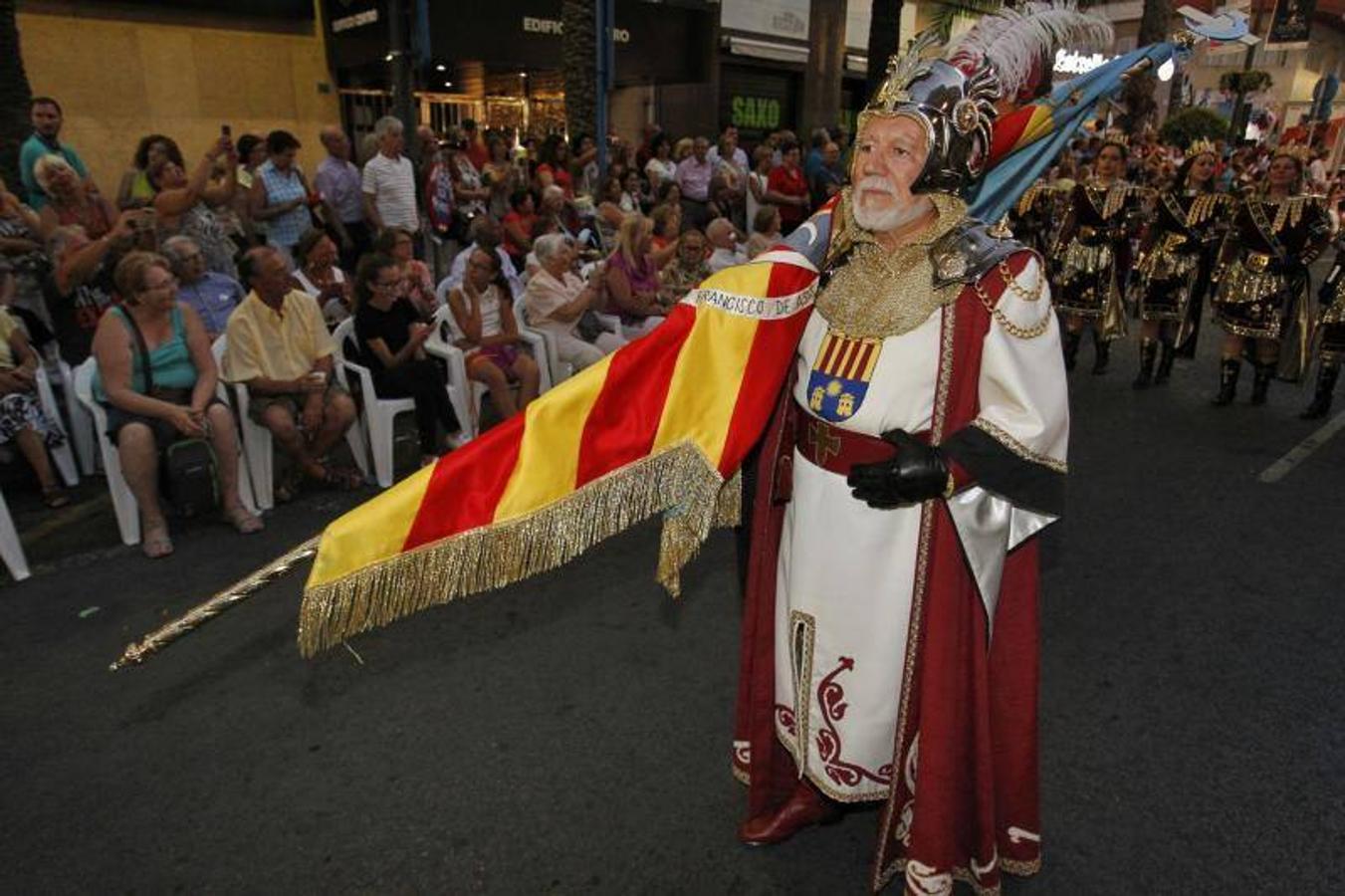 El desfile folclórico llena las calles de Alicante de música y color