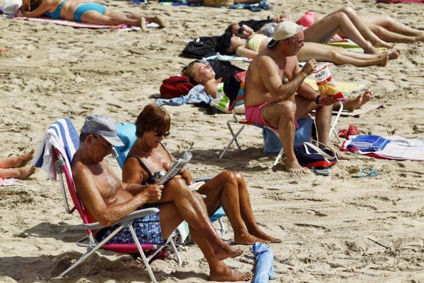 La playa del Postiguet llena tras la llegada oficial del verano