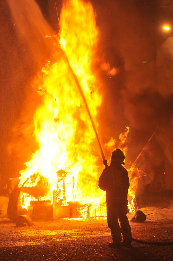 Fuego y agua en la cremà del Raval de Elche