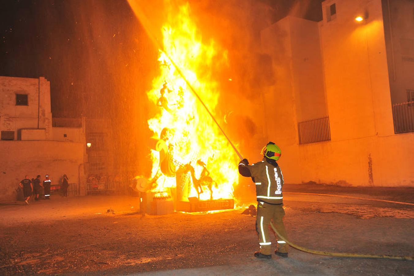 Fuego y agua en la cremà del Raval de Elche