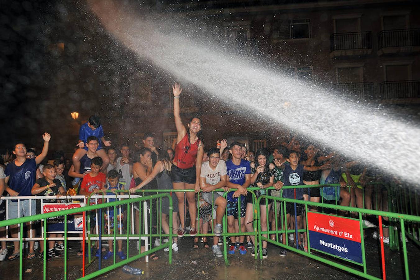 Fuego y agua en la cremà del Raval de Elche