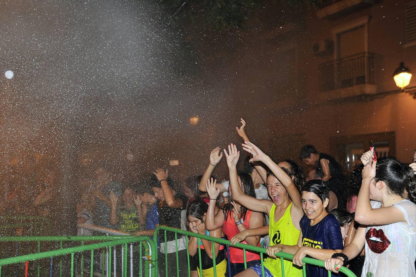 Fuego y agua en la cremà del Raval de Elche