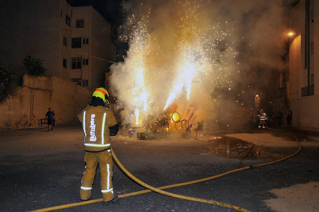 Fuego y agua en la cremà del Raval de Elche