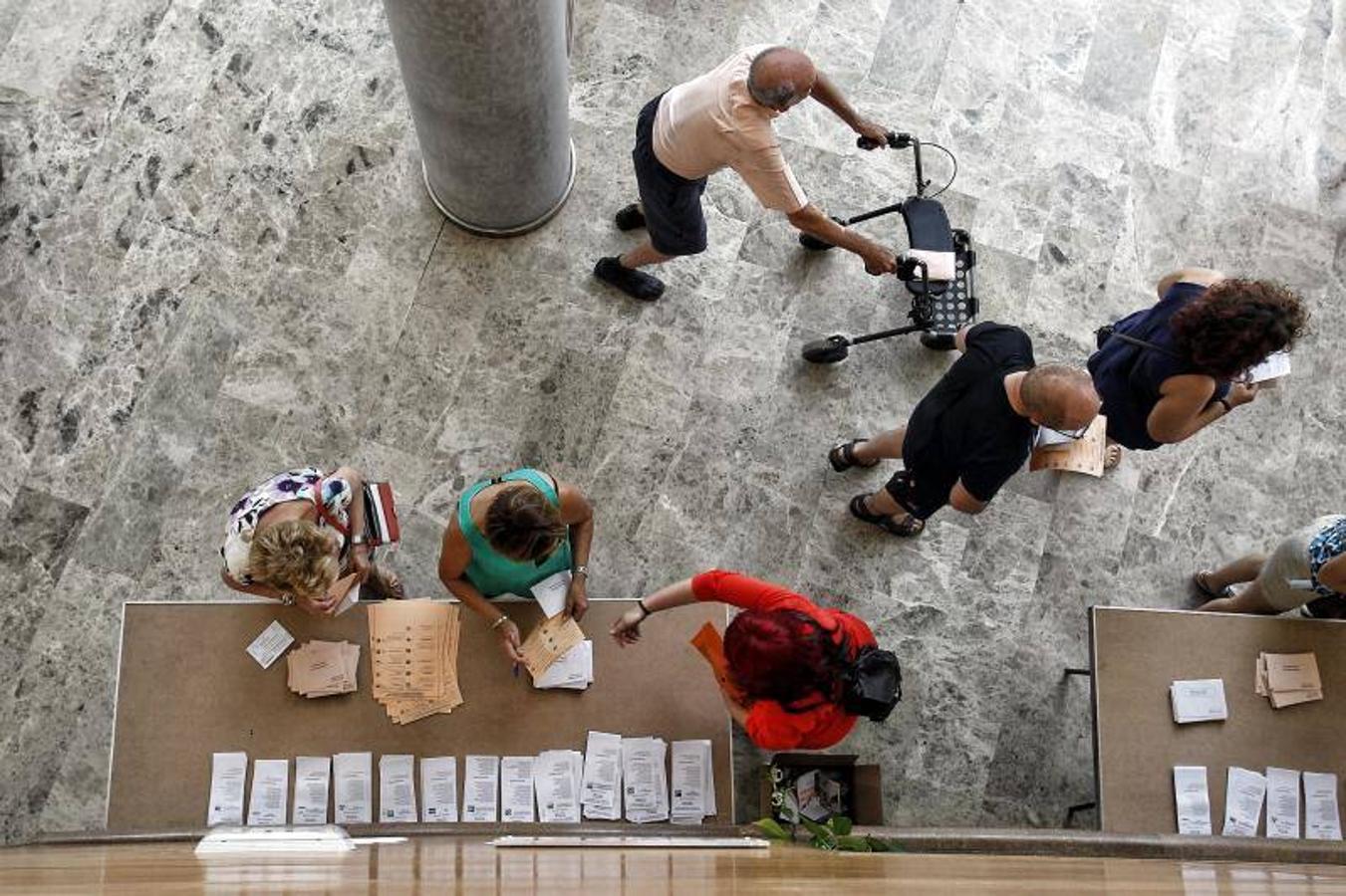 Los ciudadanos de Alicante ejercen su derecho al voto