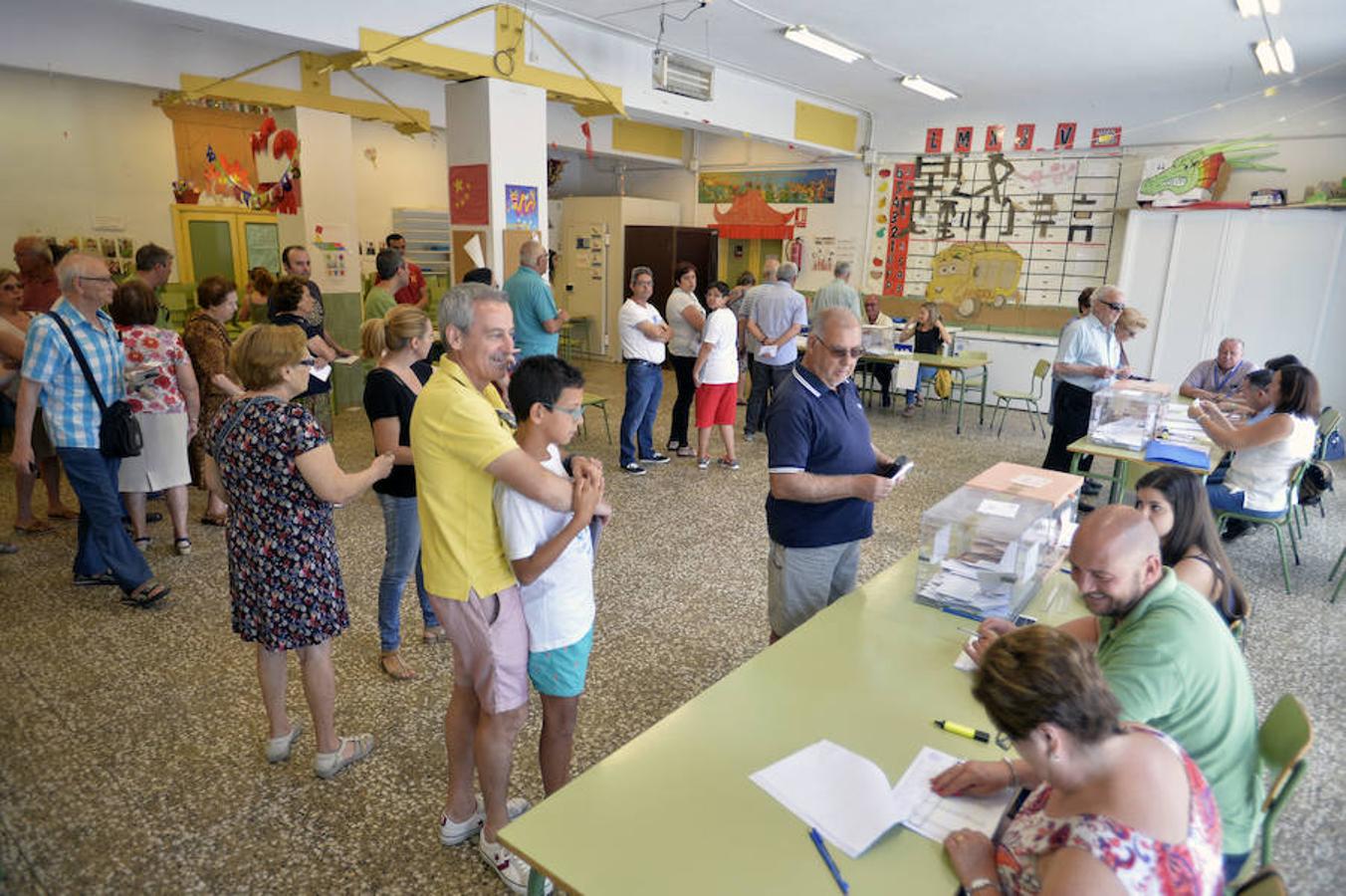 Los ciudadanos de Alicante ejercen su derecho al voto