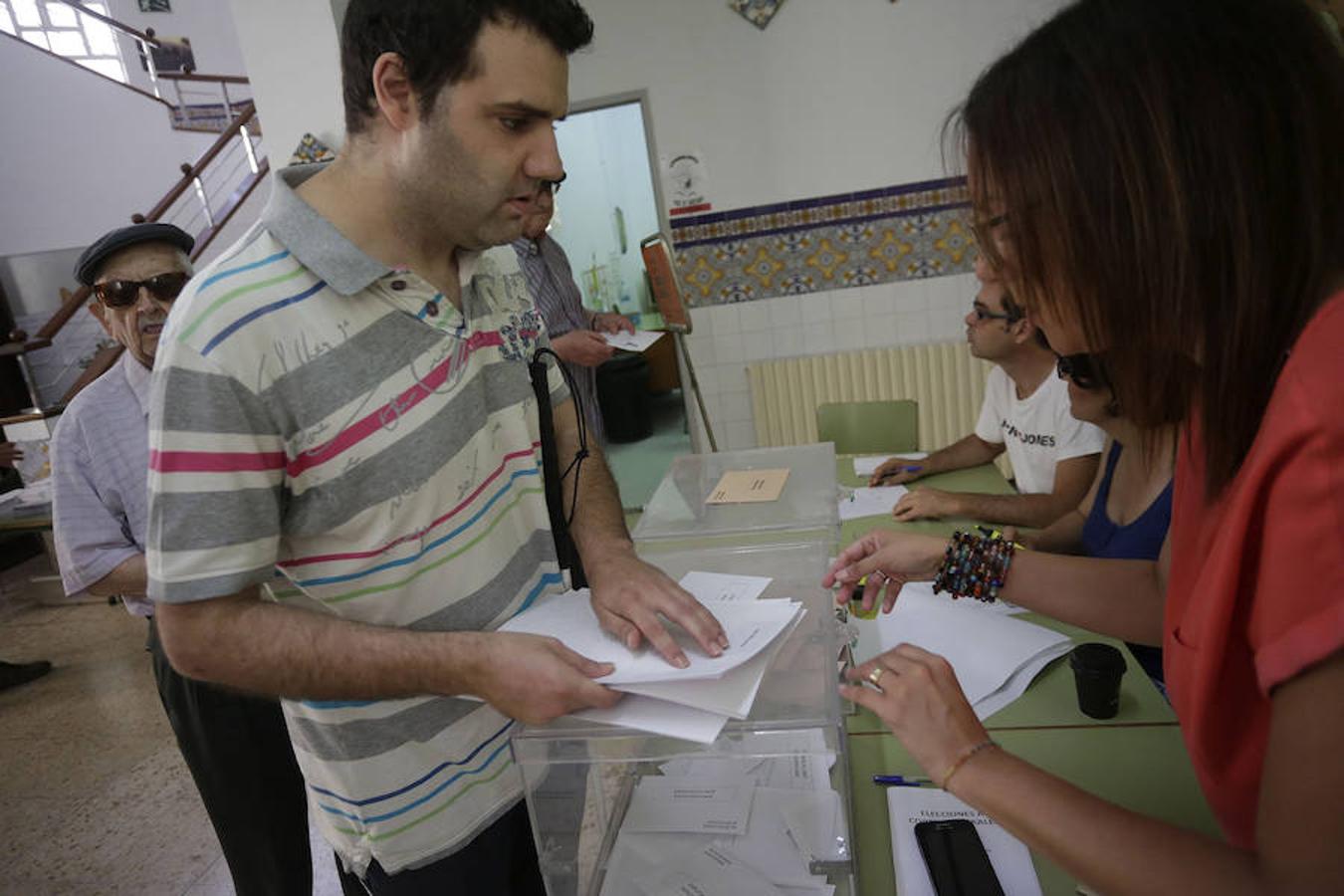 Marcos Lloréns, un castellonense con discapacidad visual, ha acudido a votar utilizando el kit accesible de voto en el Colegio Cervantes de la capital de La Plana y ha lamentado que las personas invidentes no tengan acceso al voto por correo accesible.