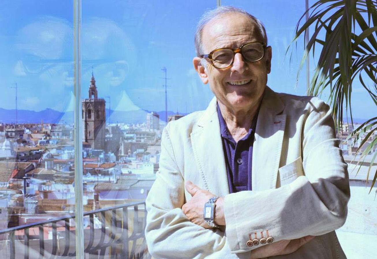 Emilio Gutiérrez Caba posa con el Miguelete y la ciudad de Valencia a sus espaldas.