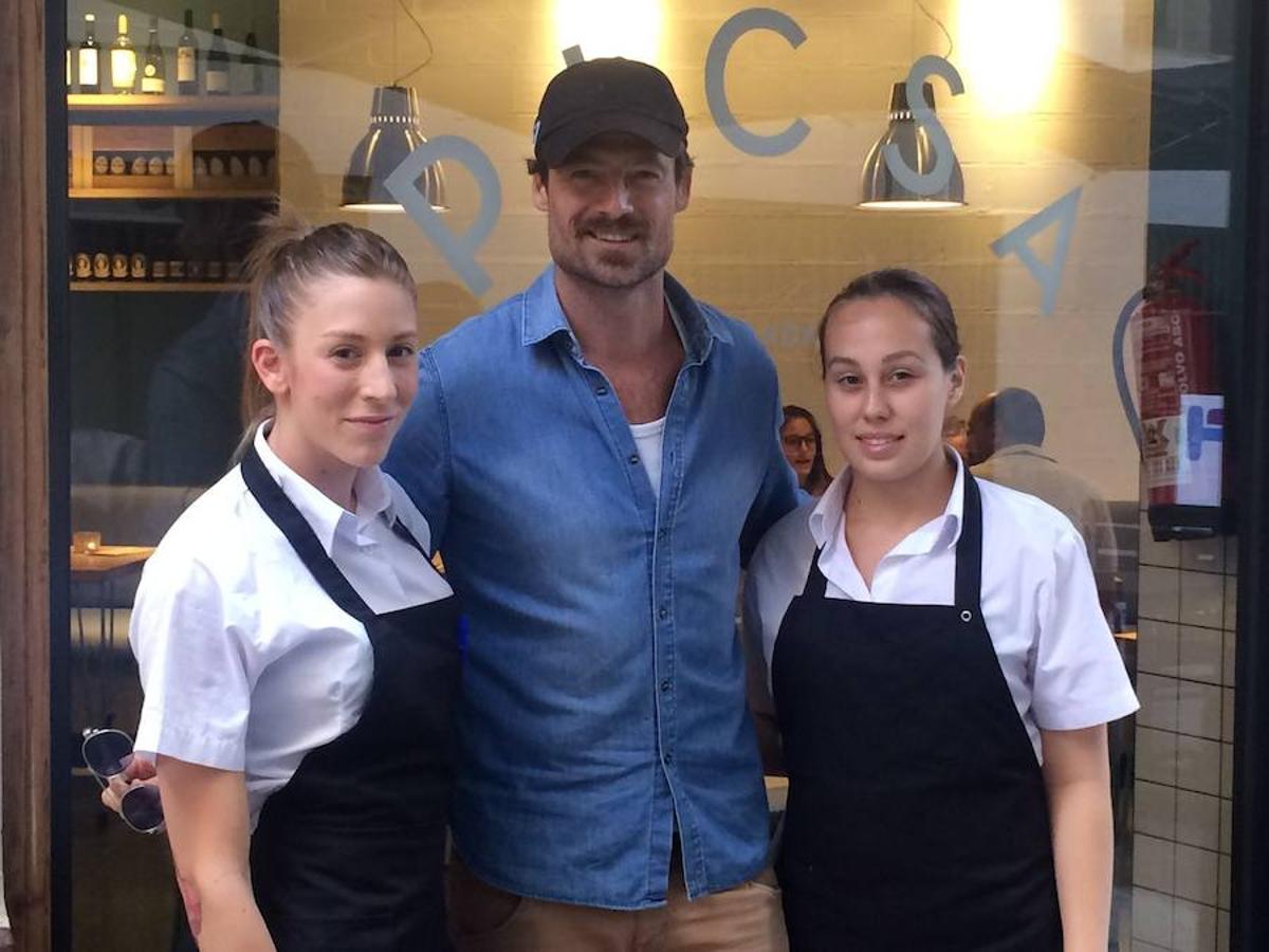 El actor William Miller, junto a dos empleadas del restaurante Picsa, en Valencia.