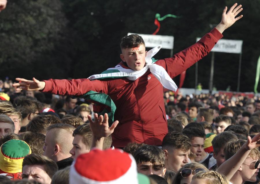 Los aficionados belgas y galeses inundan las gradas del estadio de Lille