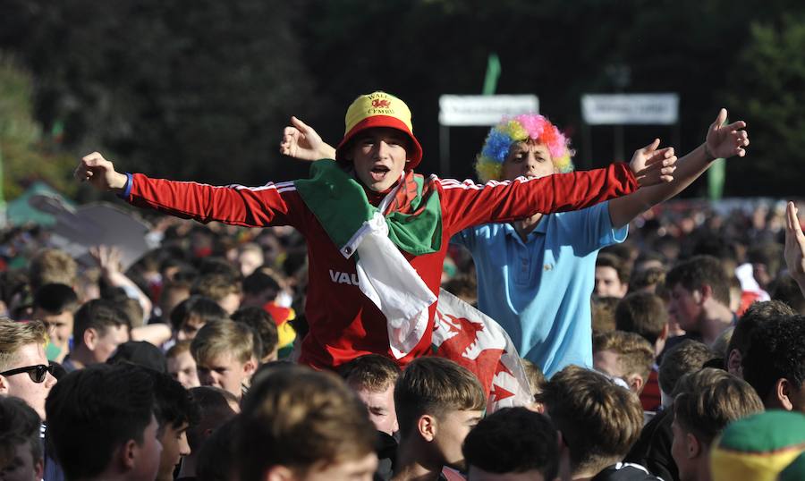 Los aficionados belgas y galeses inundan las gradas del estadio de Lille