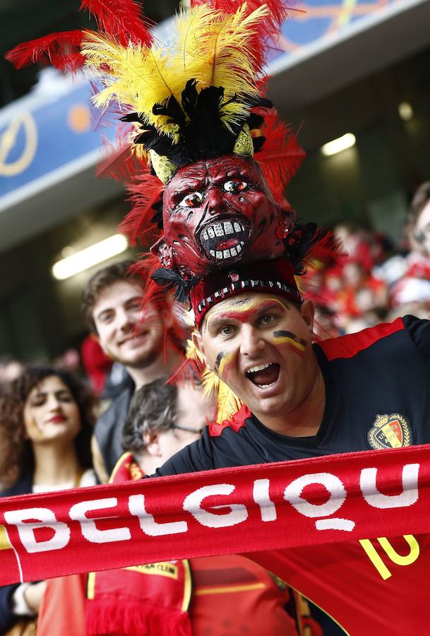 Los aficionados belgas y galeses inundan las gradas del estadio de Lille