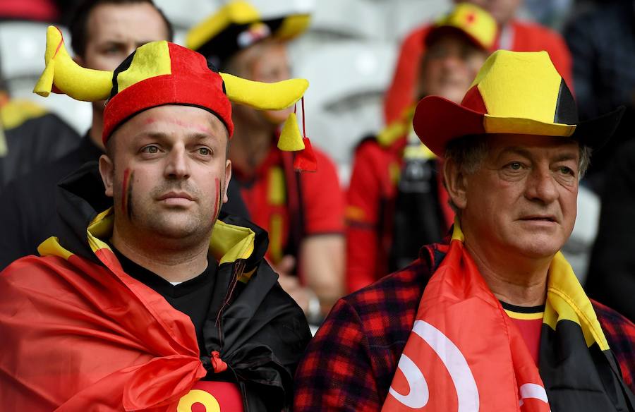 Los aficionados belgas y galeses inundan las gradas del estadio de Lille