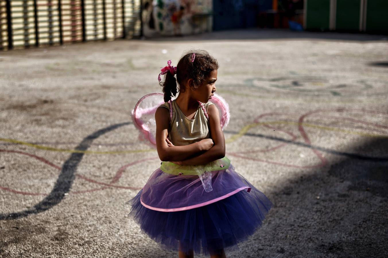 Una niña, en un centro de refugiados sirios y afganos en Atenas. AFP PHOTO / ARIS MESSINIS