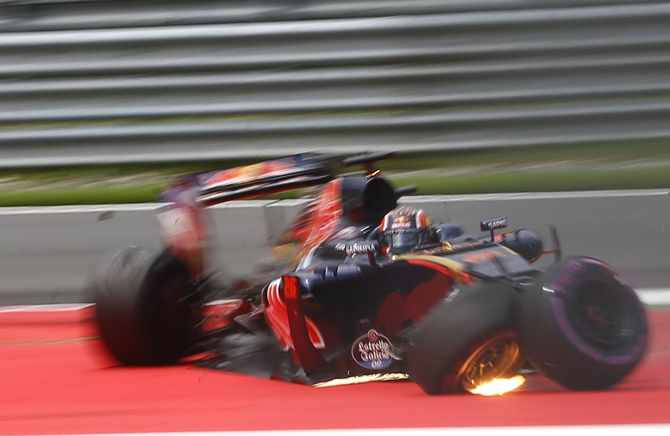 Toro Rosso destrozado. El Toro Rosso del ruso Daniil Kvyat, destrozado en el GP de Austria. REUTERS/Dominic Ebenbichler