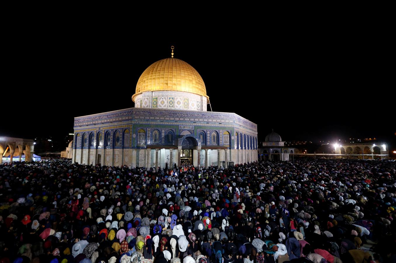 Último viernes de Ramadán en Jerusalén. Miles de fieles rezan tars el último viernes de ayuno en el mes de Ramadán, que acaba entre el 6 y el 7 de julio. REUTERS/Ammar Awad