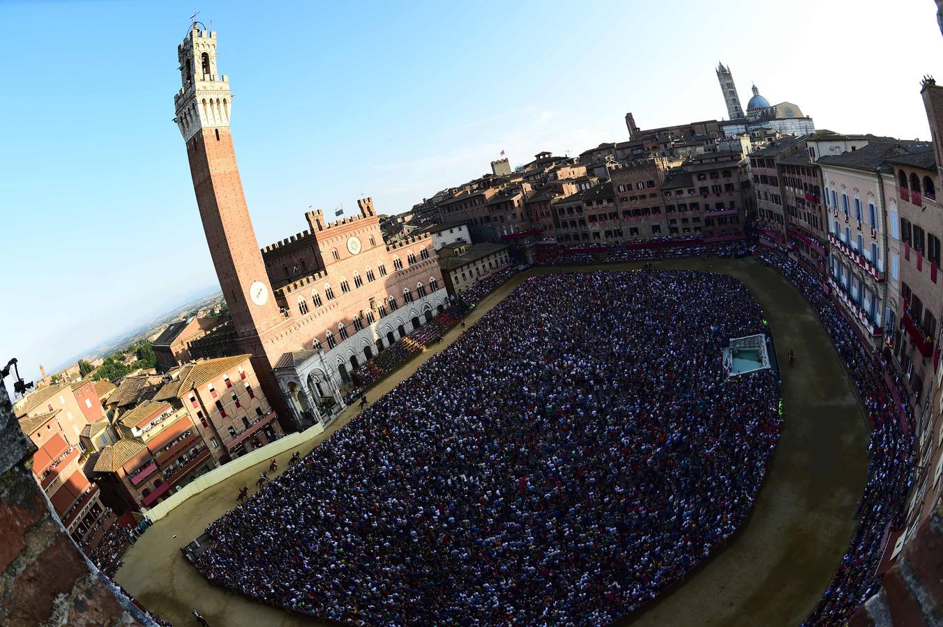 Carrera en Siena. La plaza del Campo, durante la histórica carrera de caballos del Palio de Siena (Italia). AFP PHOTO / GIUSEPPE CACACE