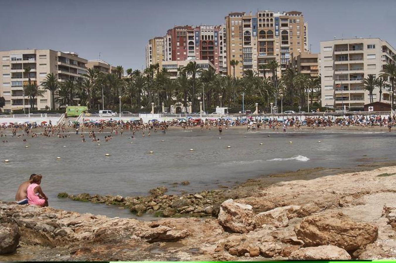 La ausencia de socorristas y la prohibición del baño se mantiene ante la falta de contrato en Torrevieja