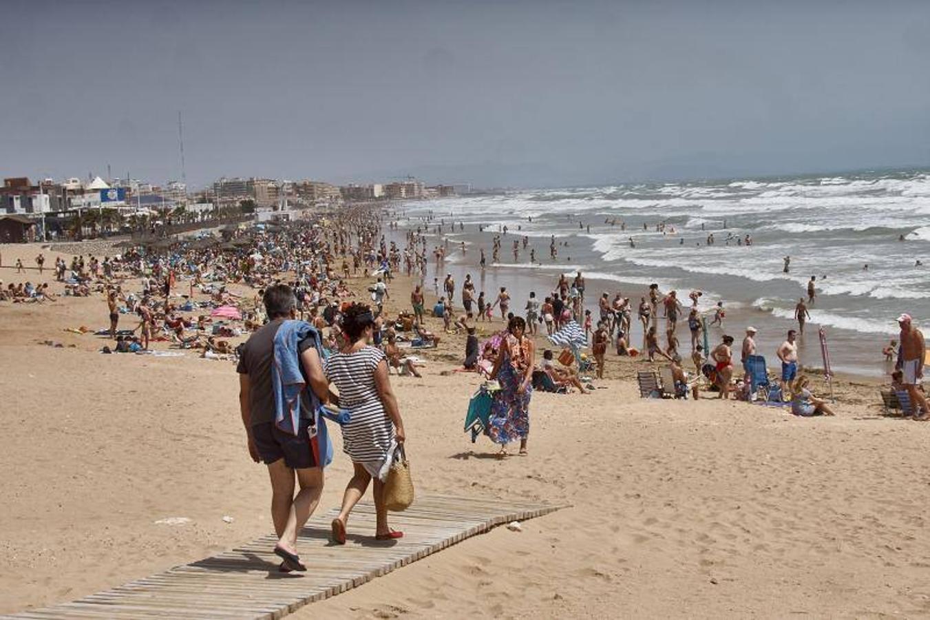 La ausencia de socorristas y la prohibición del baño se mantiene ante la falta de contrato en Torrevieja