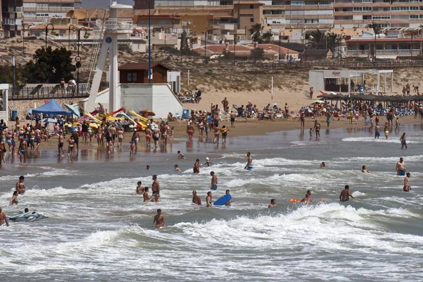 La ausencia de socorristas y la prohibición del baño se mantiene ante la falta de contrato en Torrevieja