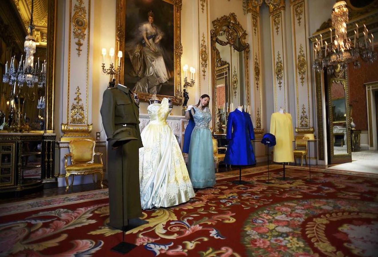 Fotos de la muestra &#039;Fashioning a Reign&#039; en el Palacio de Buckingham