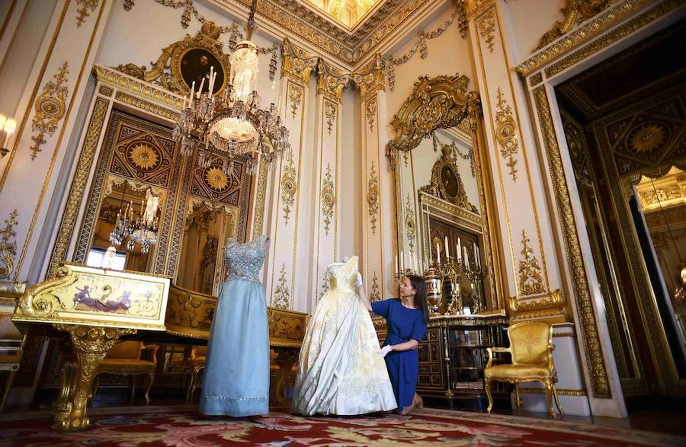 Fotos de la muestra &#039;Fashioning a Reign&#039; en el Palacio de Buckingham