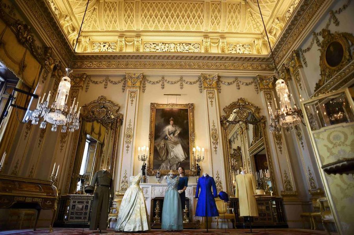 Fotos de la muestra &#039;Fashioning a Reign&#039; en el Palacio de Buckingham