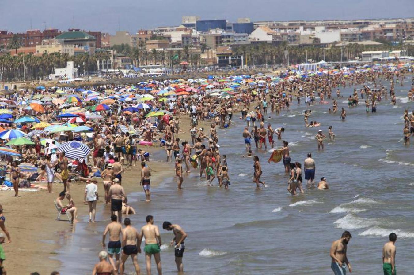 Fotos de la playa de Valencia, con picos de 40 º