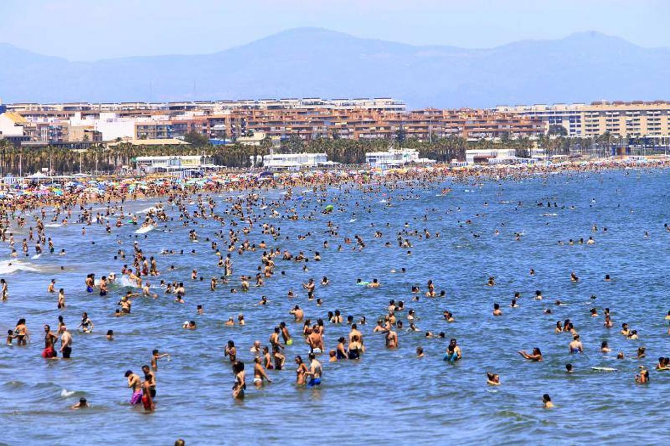 Fotos de la playa de Valencia, con picos de 40 º