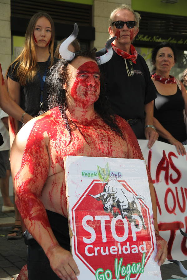 Fotos de la protesta contra los bous a la mar de Dénia